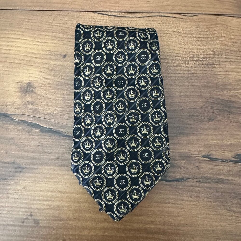 Chanel Silk Men’s Tie Crown Logo Chain Intricate Black Gold O/S